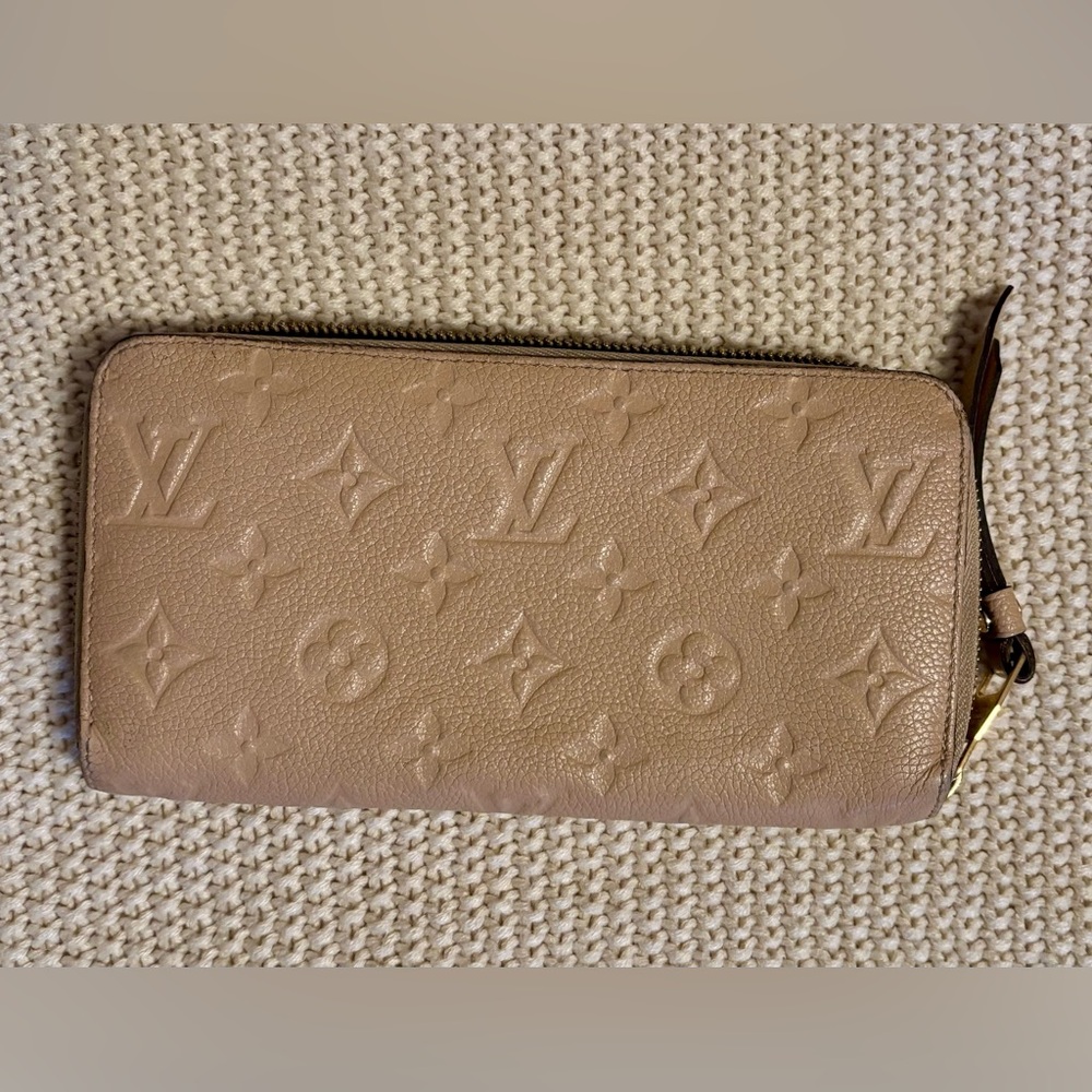 😍 Louis Vuitton Tourterelle Empriente Zippy Wallet